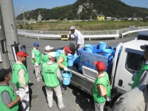 トラックで運ばれてきたマダイの稚魚