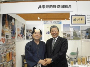 北はりまビジネスフェアで小寺彦兵衛に扮する土肥氏（小野市長と）