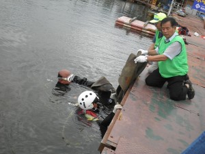 湖底からダイバーが引きあげたゴミ