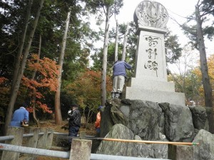 「釣針碑」の清掃