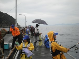 釣りをする子供たち