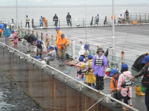 メガフロートで釣りをする参加者