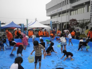 魚の掴み取りをする子供たち