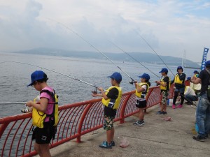 釣りをする子供たち